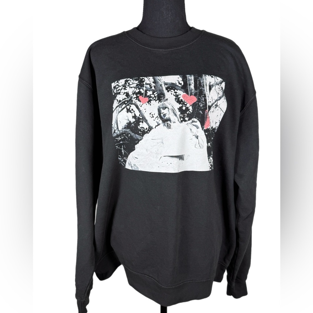 Taylor Swift “Home Is Where The Heart Is”‎ Black Long Sleeve Graphic Sweatshirt